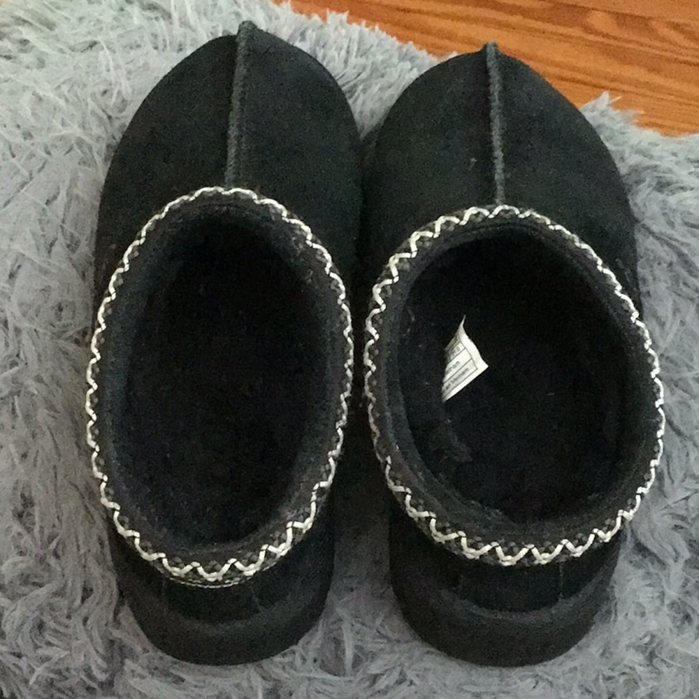 UGGS  Kid's Tasmin II Slippers - Black - 2 - like new - Picture 3 of 3